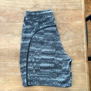 Men’s Lulu pace breaker linerless 7” short